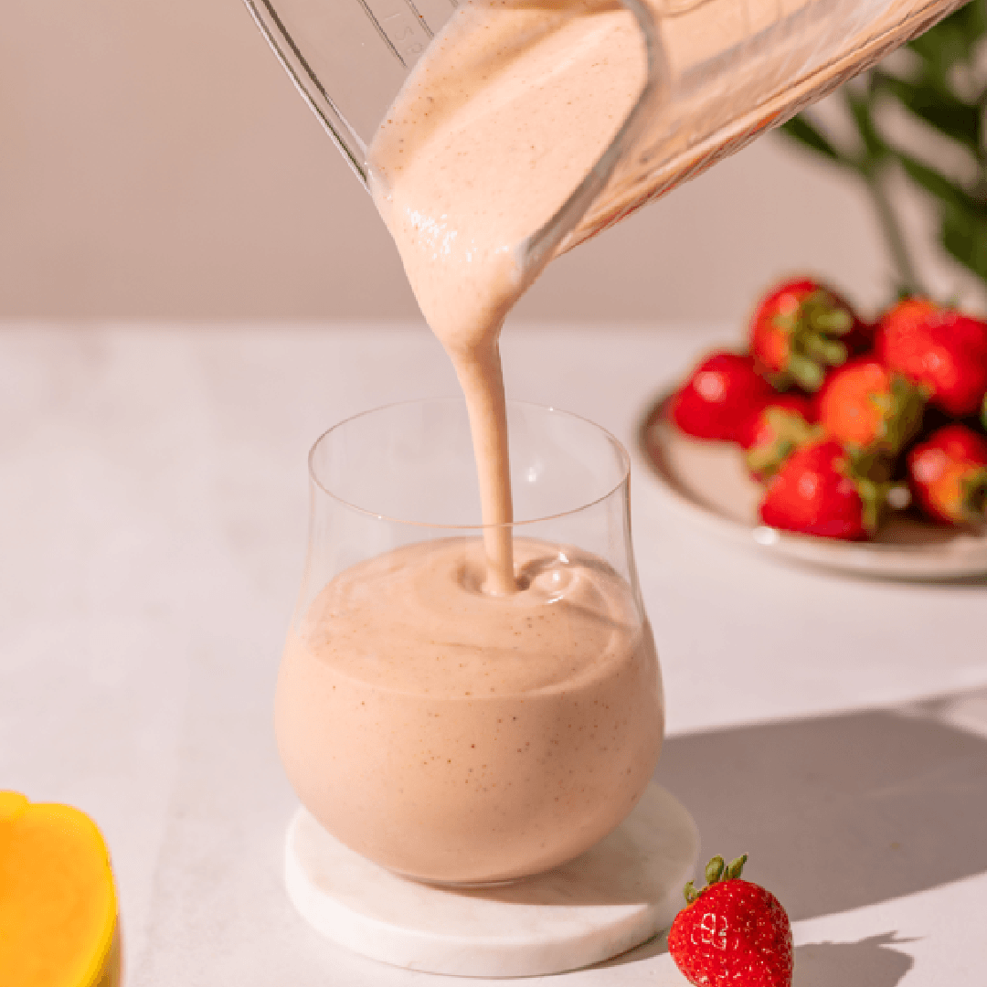 Liquidificador preparando uma vitamina cremosa